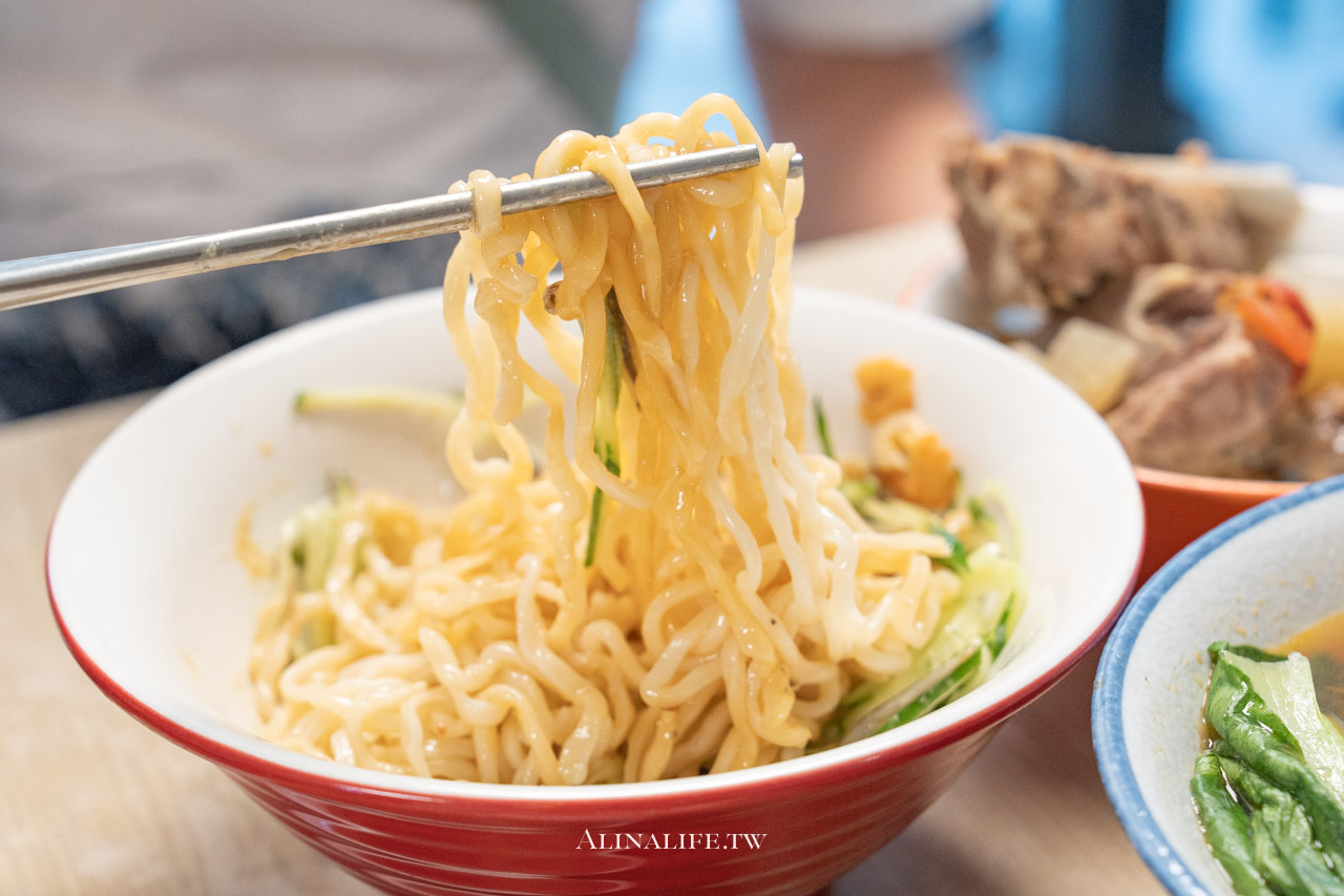 半島牛肉麵｜台北牛肉麵冠軍推薦，半筋半肉番茄牛肉麵 @Alina 愛琳娜