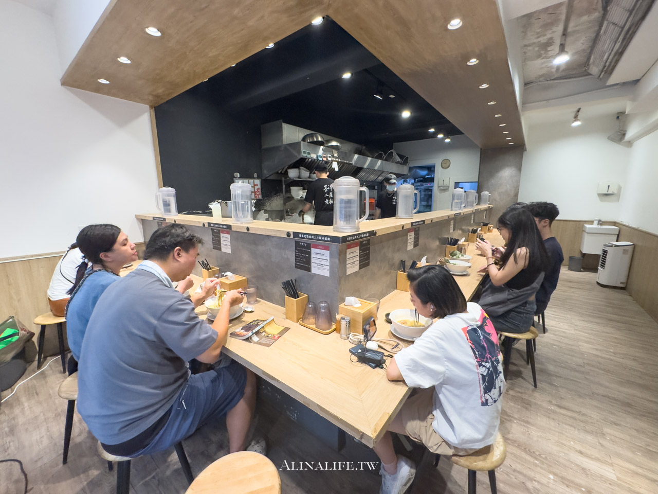二屋牡蠣拉麵專門店|台北濃郁海味拉麵,免費加麵吃到飽 @Alina 愛琳娜 二屋牡蠣拉麵專門店|台北濃郁海味拉麵,免費加麵吃到飽 @Alina 愛琳娜