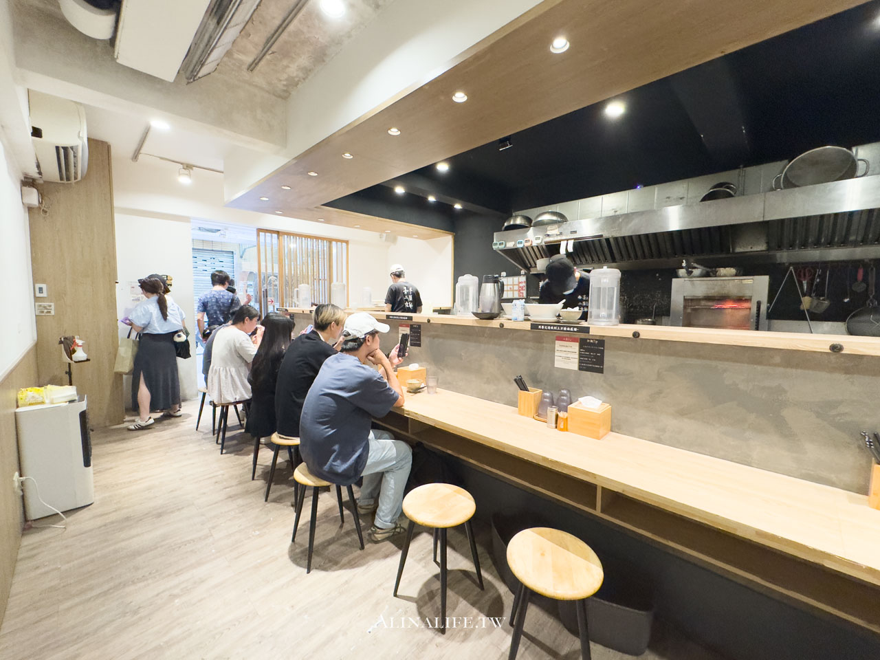 二屋牡蠣拉麵專門店|台北濃郁海味拉麵,免費加麵吃到飽 @Alina 愛琳娜 二屋牡蠣拉麵專門店|台北濃郁海味拉麵,免費加麵吃到飽 @Alina 愛琳娜