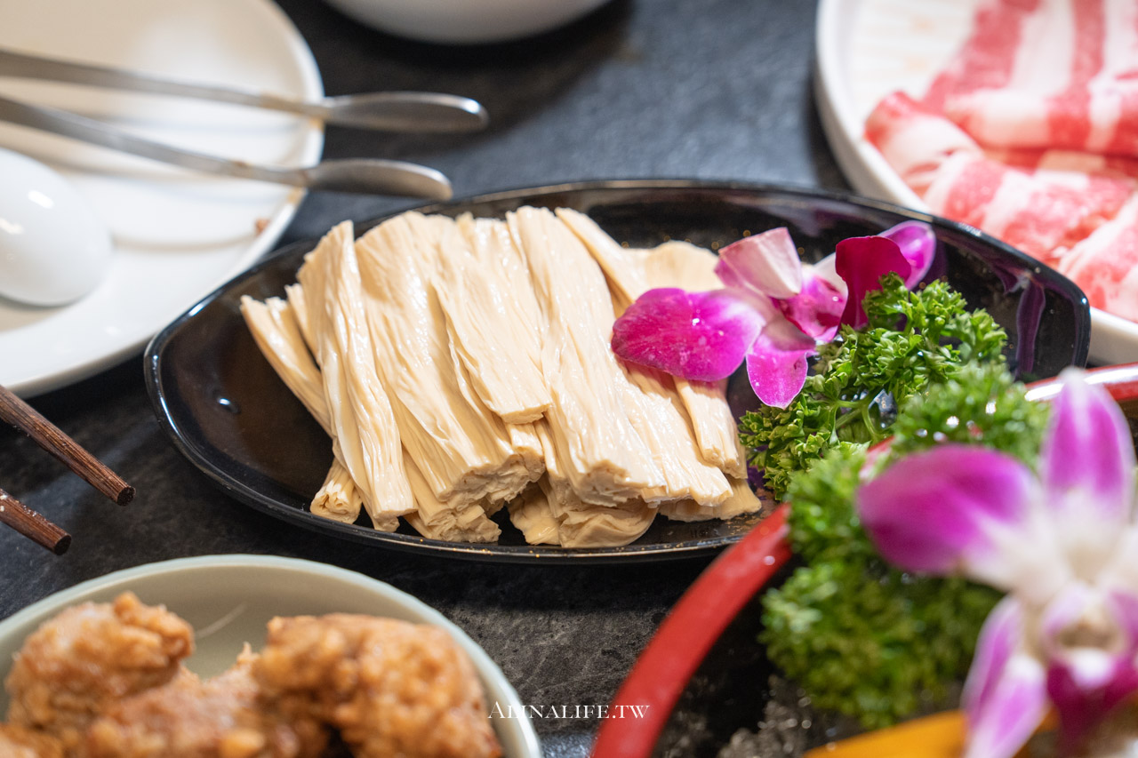 老撈麻辣鍋大稻埕店｜香濃廣東雞煲蟹火鍋，順天外科醫院獨賣 @Alina 愛琳娜