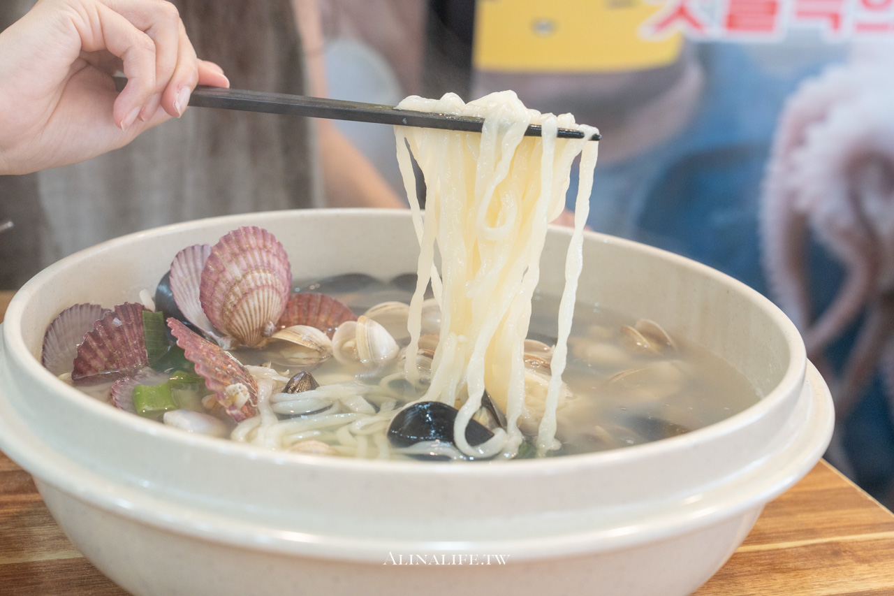 釜山海雲台31公分海鮮刀削麵｜比臉還大！好吃到整碗吃光 @Alina 愛琳娜