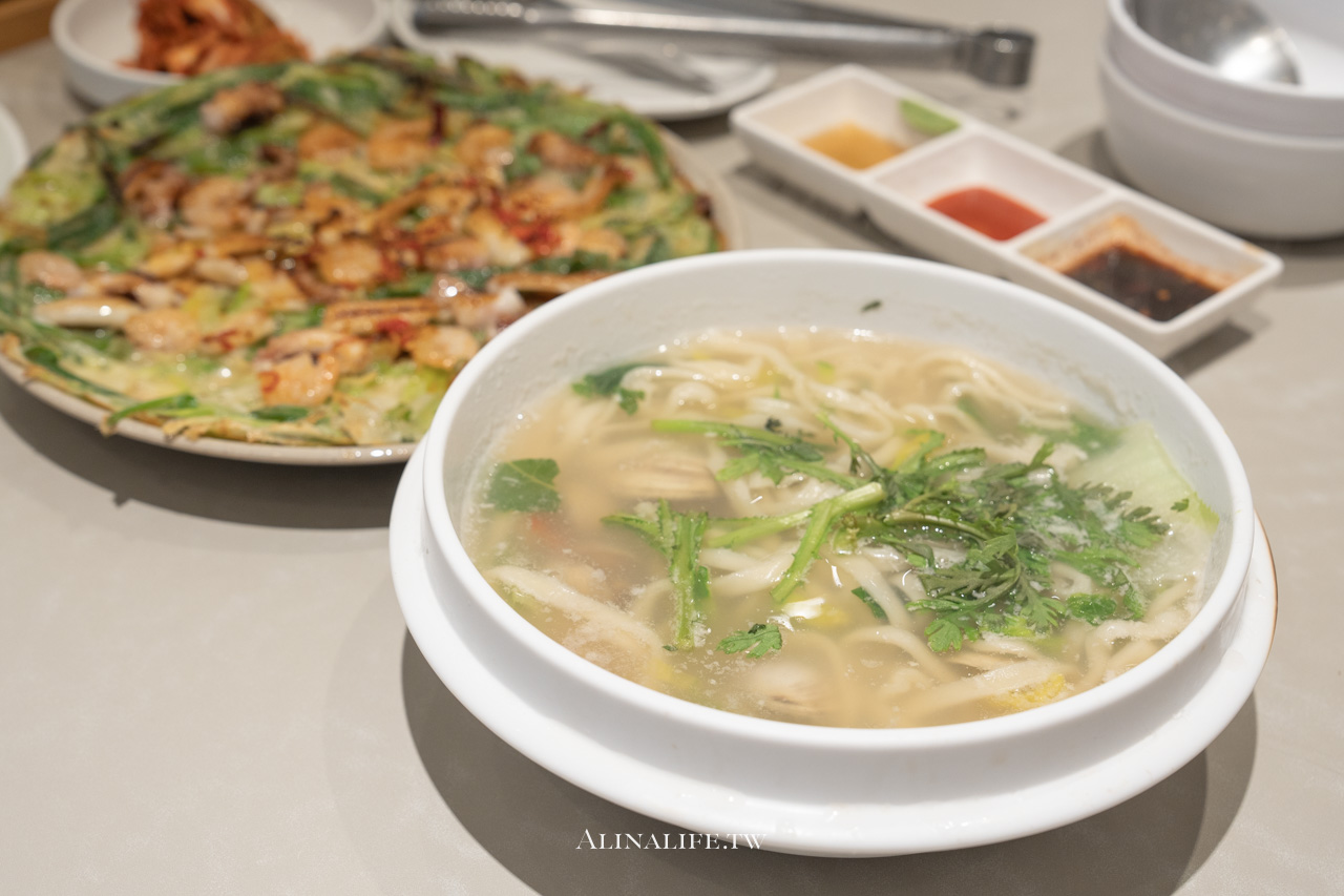 聖水洞蛤蜊刀削麵｜鮮甜好吃，連海鮮煎餅都料多美味 @Alina 愛琳娜