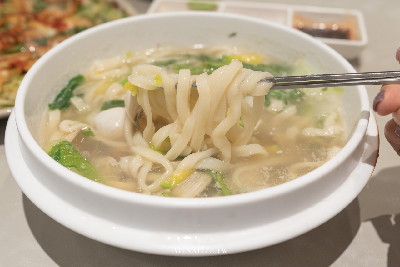 聖水洞蛤蜊刀削麵|鮮甜好吃,連海鮮煎餅都料多美味 @Alina 愛琳娜 聖水洞蛤蜊刀削麵|鮮甜好吃,連海鮮煎餅都料多美味 @Alina 愛琳娜
