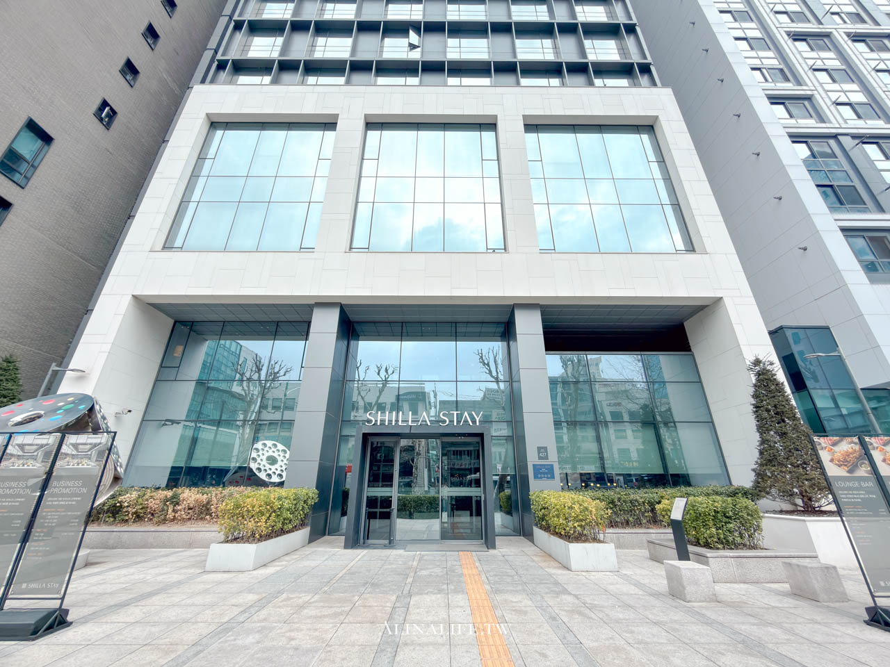 瑞草新羅舒泰酒店｜標準雙床房適合閨蜜同住，隔音好、還有自動換錢機 @Alina 愛琳娜