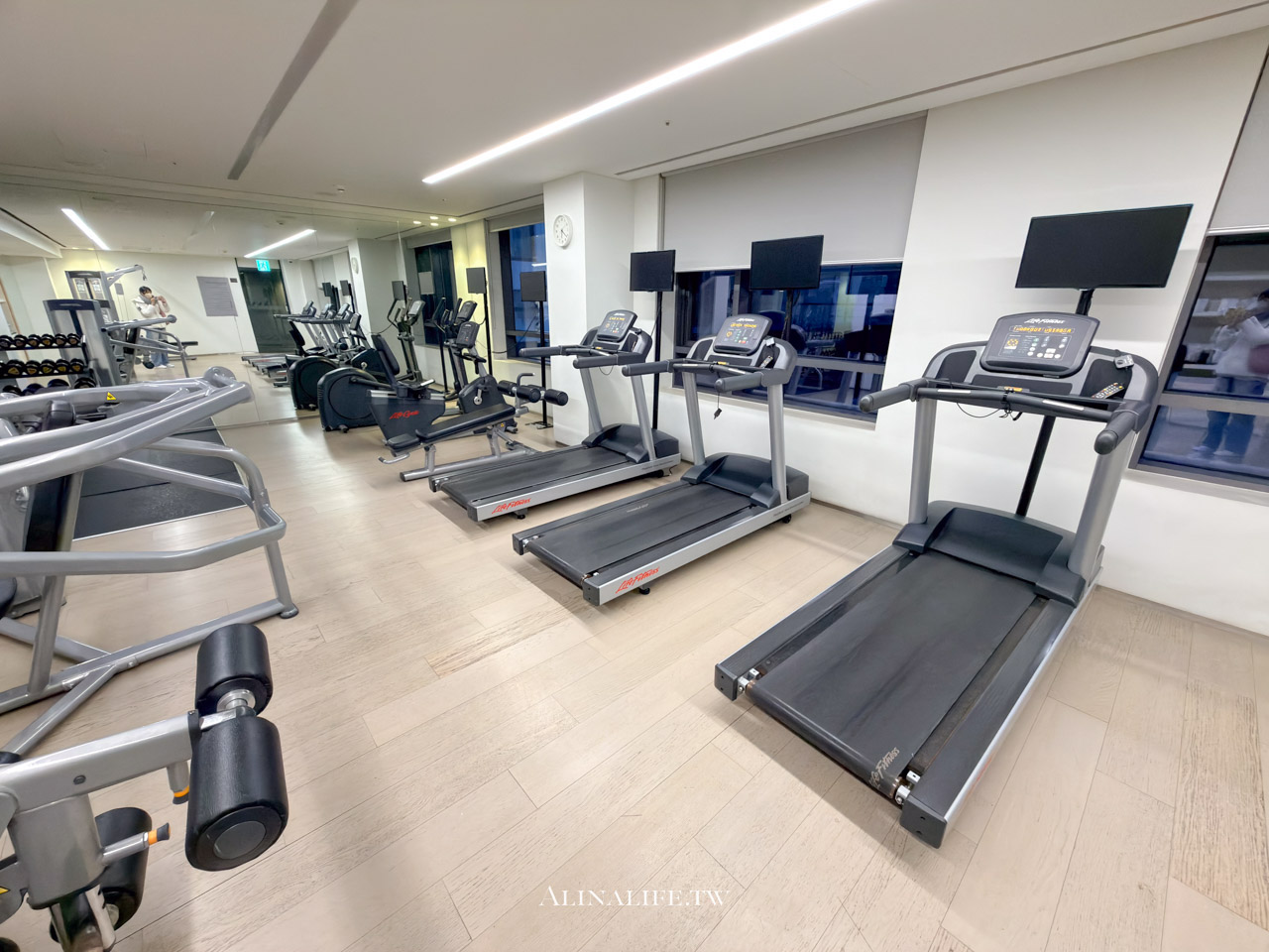 瑞草新羅舒泰酒店｜標準雙床房適合閨蜜同住，隔音好、還有自動換錢機 @Alina 愛琳娜