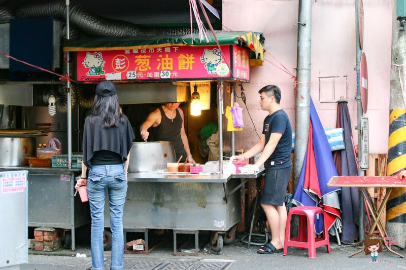 【宜蘭美食】彭記蔥油餅 東門夜市天橋下蔥油派-薄派餅皮香脆好吃 @Alina 愛琳娜