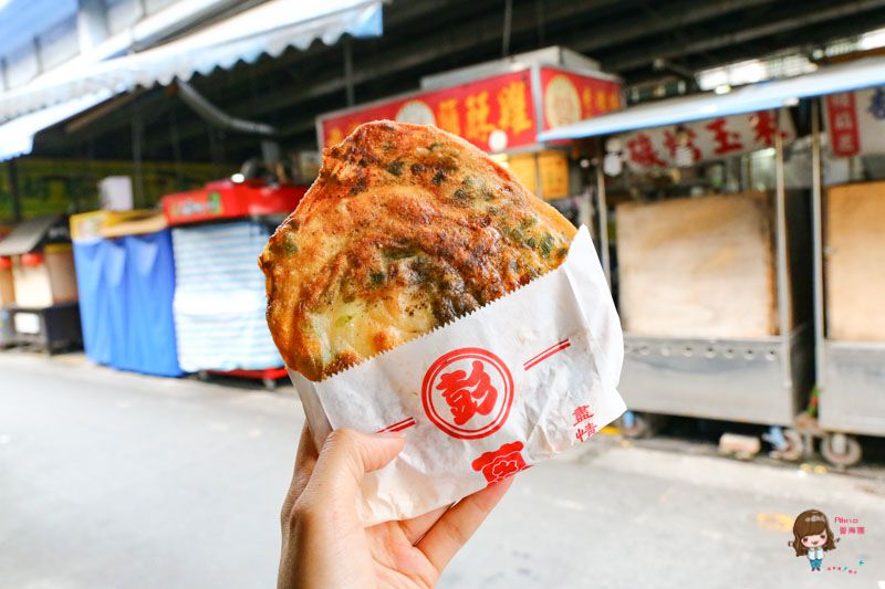 【宜蘭美食】彭記蔥油餅 東門夜市天橋下蔥油派-薄派餅皮香脆好吃 @Alina 愛琳娜