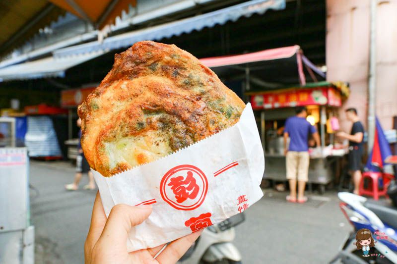 【宜蘭美食】彭記蔥油餅 東門夜市天橋下蔥油派-薄派餅皮香脆好吃 @Alina 愛琳娜