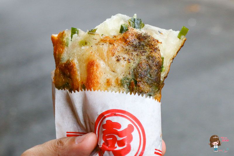 【宜蘭美食】彭記蔥油餅 東門夜市天橋下蔥油派-薄派餅皮香脆好吃 @Alina 愛琳娜