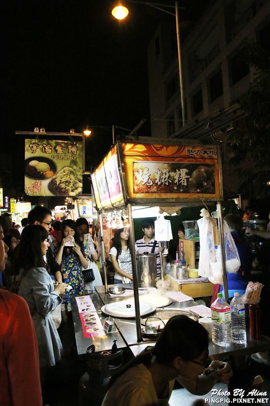 台北寧夏夜市》橋頭燒麻糬.劉芋仔蛋黃芋餅.環記麻油雞.豆花庄 @Alina 愛琳娜