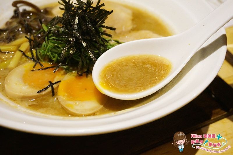 【花蓮食記】匠心食堂 日式拉麵店,濃郁黑嚕嚕的墨魚拉麵好特別 @Alina 愛琳娜