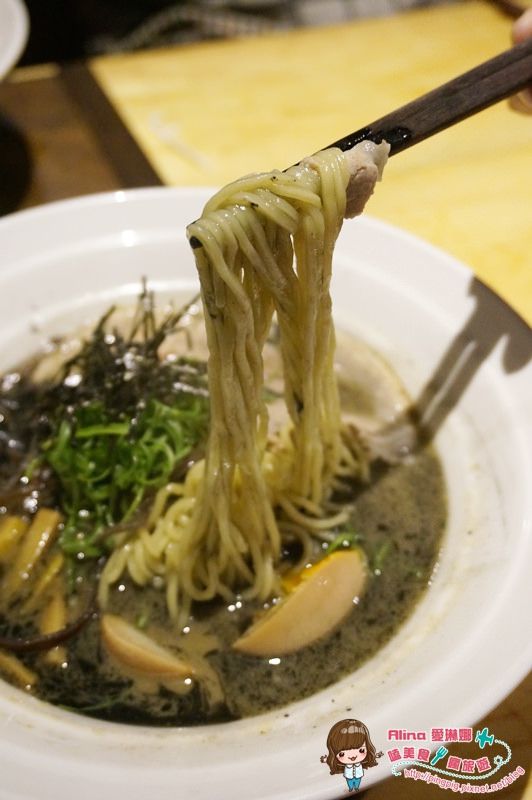 【花蓮食記】匠心食堂 日式拉麵店,濃郁黑嚕嚕的墨魚拉麵好特別 @Alina 愛琳娜