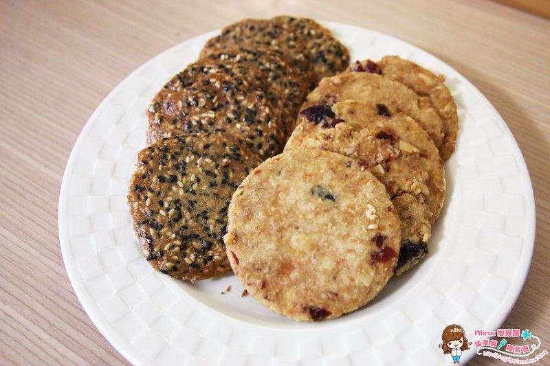 【網購美食】七見櫻堂手工喜餅禮盒 御嫁金典：錦九代九品九宮格 @Alina 愛琳娜